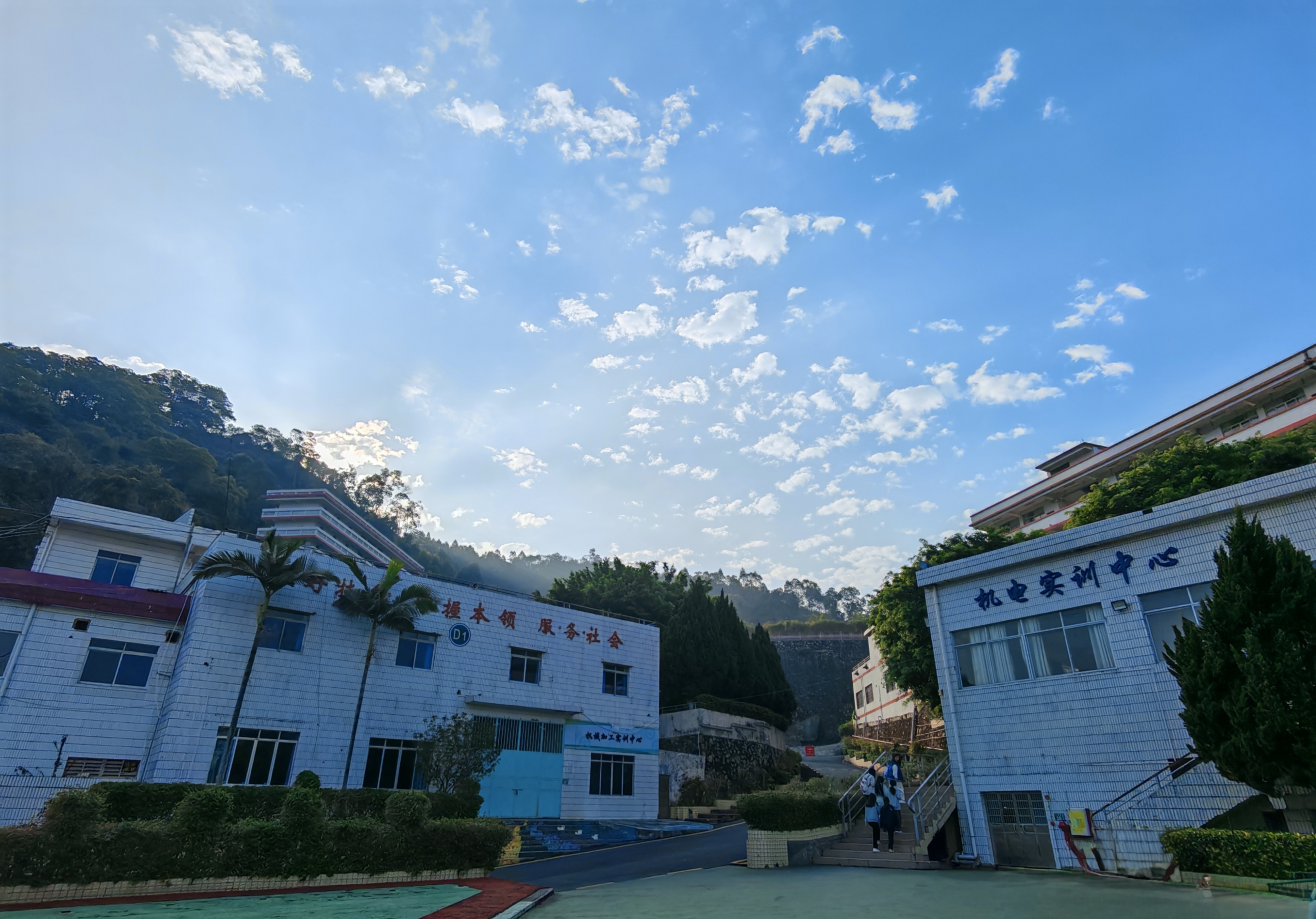 实训楼教室(图1)