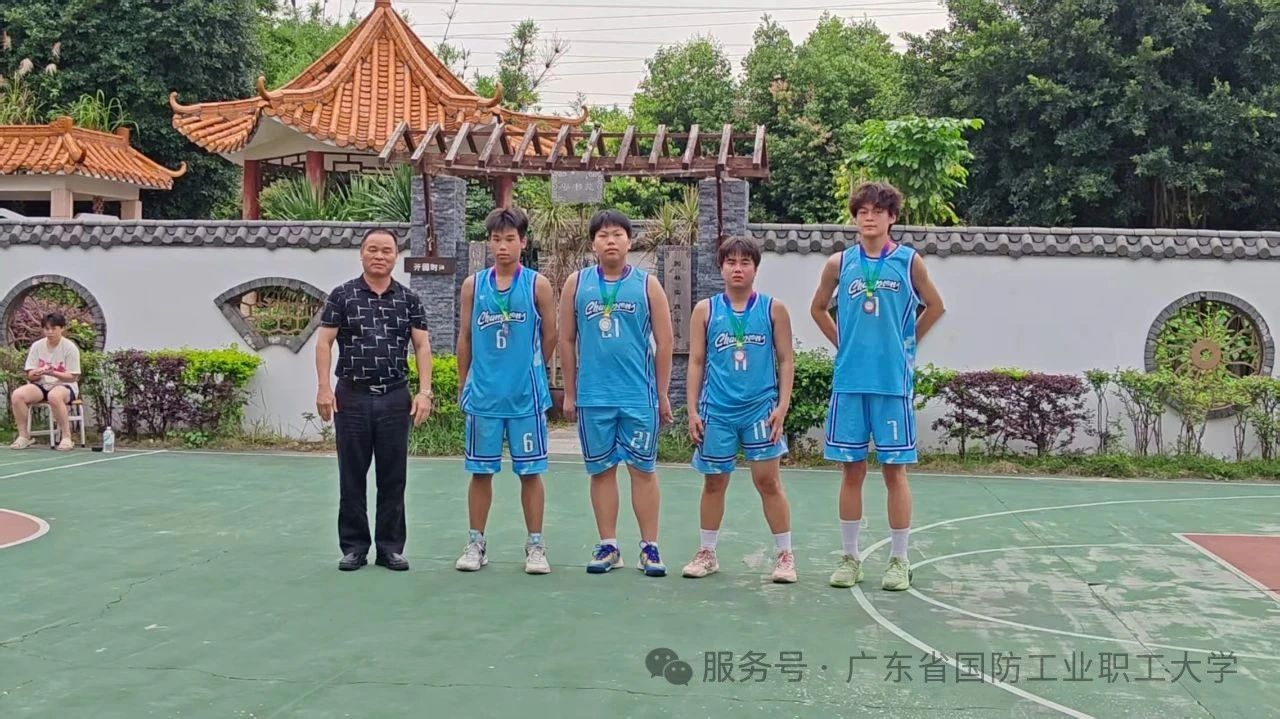 广东省国防工业职工大学班际篮球赛总决赛暨闭幕式圆满结束(图2) 广东省国防工业职工大学班际篮球赛总决赛暨闭幕式圆满结束(图2)