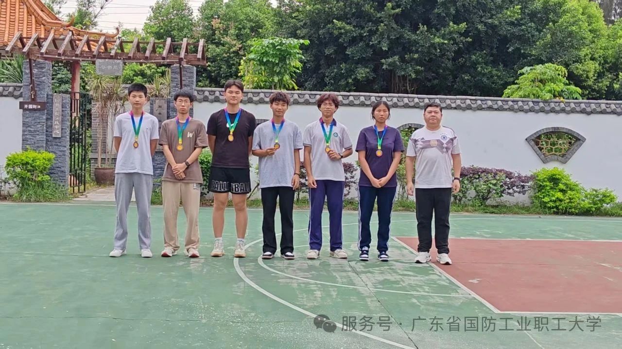 广东省国防工业职工大学班际篮球赛总决赛暨闭幕式圆满结束(图3) 广东省国防工业职工大学班际篮球赛总决赛暨闭幕式圆满结束(图3)